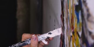 艺术家设计师在墙上画了一只鹰。工匠装饰用丙烯酸颜料画一幅画。近距离的黑暗魔法电影外观。