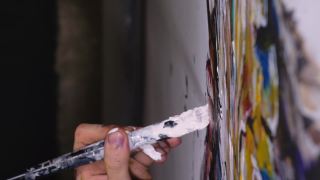 艺术家设计师在墙上画了一只鹰。工匠装饰用丙烯酸颜料画一幅画。近距离的黑暗魔法电影外观。视频素材模板下载