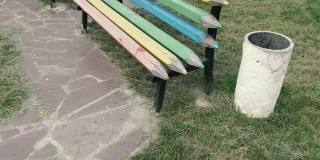 板凳上。公园里有一张铅笔形状的长凳。
