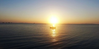 在泰国岛的日落上，苏梅岛的渡船