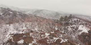 飞越Birtvisi峡谷，人们在雪景上休息