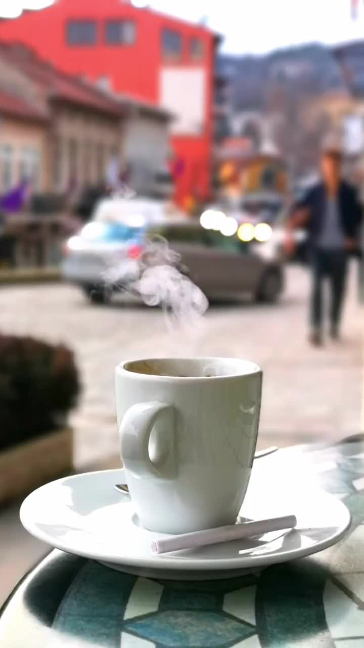 一杯热气腾腾的咖啡，慢镜头