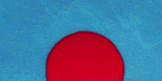 水晶发芽。蓝色背景上的抽象红点。抽象的垃圾艺术，墨水颜料扩散爆炸的背景。