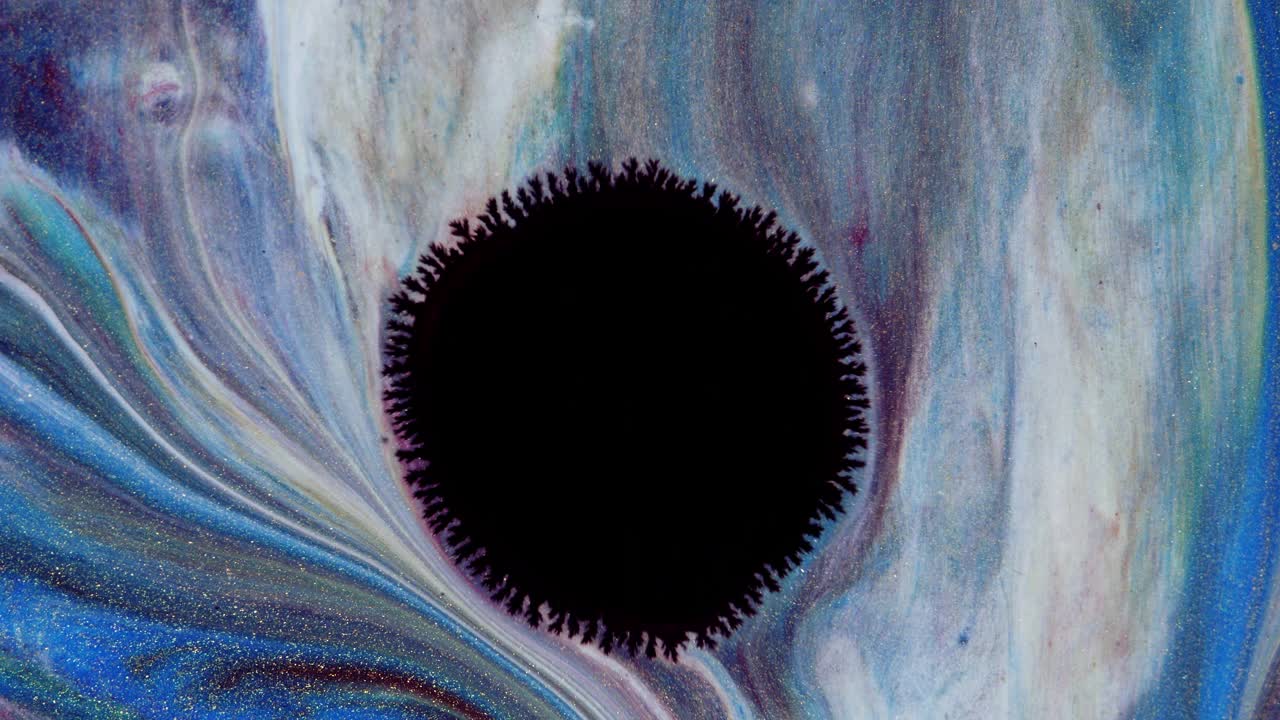 水晶发芽。蓝色背景上的抽象黑点。抽象的垃圾艺术，墨水颜料扩散爆炸的背景。