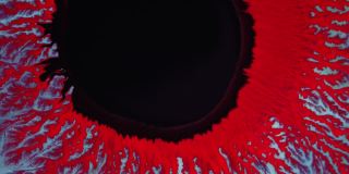 水晶发芽。红色背景上的抽象黑点。抽象的垃圾艺术，墨水颜料扩散爆炸的背景。