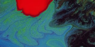 水晶发芽。在暗蓝色背景上的抽象红点。抽象的垃圾艺术，墨水颜料扩散爆炸的背景。
