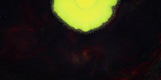 水晶发芽。暗红色背景上的抽象黄色斑点。抽象的垃圾艺术，墨水颜料扩散爆炸的背景。