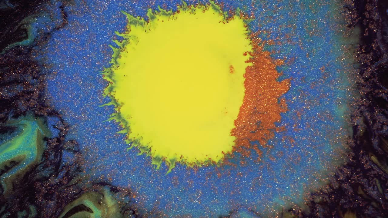 水晶发芽。深色背景上的抽象黄色斑点。抽象的垃圾艺术，墨水颜料扩散爆炸的背景。