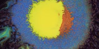 水晶发芽。深色背景上的抽象黄色斑点。抽象的垃圾艺术，墨水颜料扩散爆炸的背景。