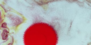 水晶发芽。粉彩背景上的抽象红点。抽象的垃圾艺术，墨水颜料扩散爆炸的背景。