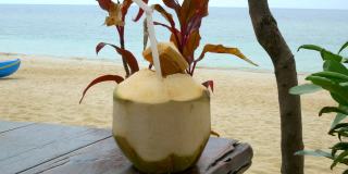 海滩咖啡馆的桌上有新鲜的椰子