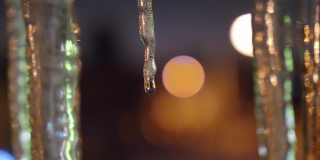 冰柱在夜间融化近景散景拍摄