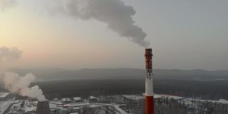 工厂管道污染空气，环境问题。工业工厂的污染，烟囱的废气。气候变化，生态，大气气体，臭氧层