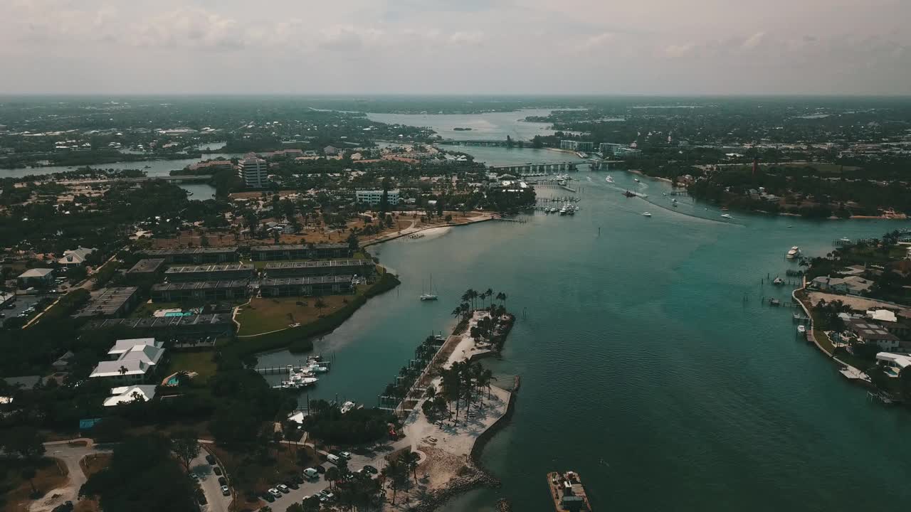 2021年3月春假和2019冠状病毒病期间，佛罗里达州朱庇特的Dubios公园和海滩的鸟瞰图
