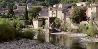 阿尔代什河和古老的村庄Vogüé在法国南部