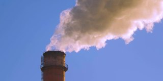 时间流逝。工厂的管道释放出大量烟雾，并向大气中释放化学物质，污染环境。排放，生态，空气污染。