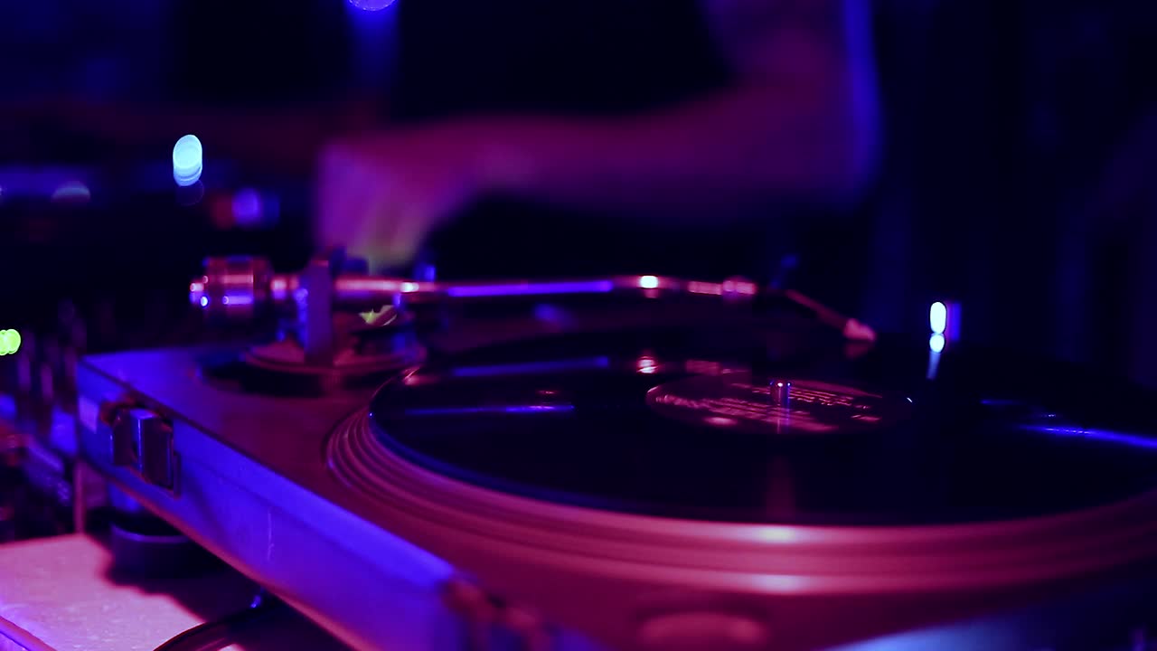 DJ转盘播放黑胶唱片与音乐在夜店的嘻哈派对。夜总会音乐会舞台上的专业唱片骑师模拟音响设备