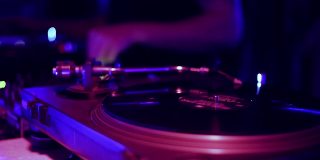 DJ转盘播放黑胶唱片与音乐在夜店的嘻哈派对。夜总会音乐会舞台上的专业唱片骑师模拟音响设备