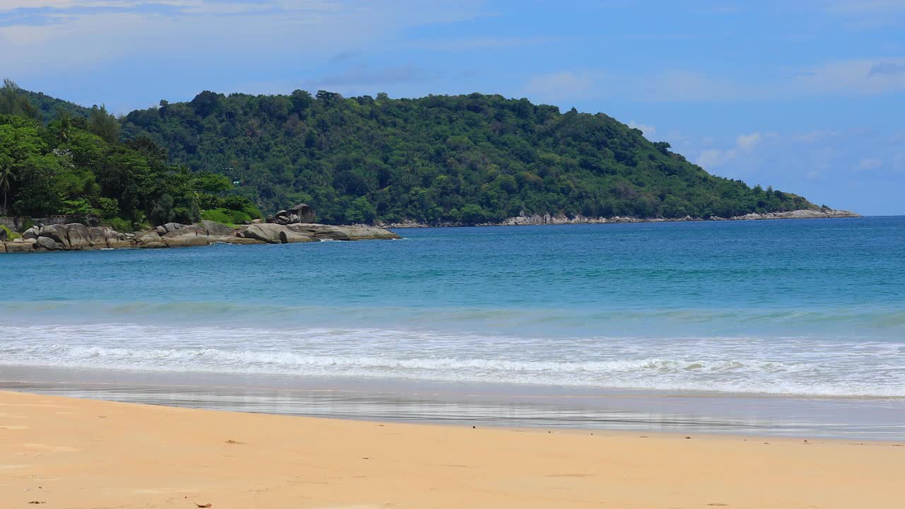 普吉岛海滩海，海滩海在夏天的阳光。泰国普吉岛卡塔海滩。