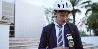 亚洲男人骑自行车上班