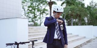 亚洲男人骑自行车上班