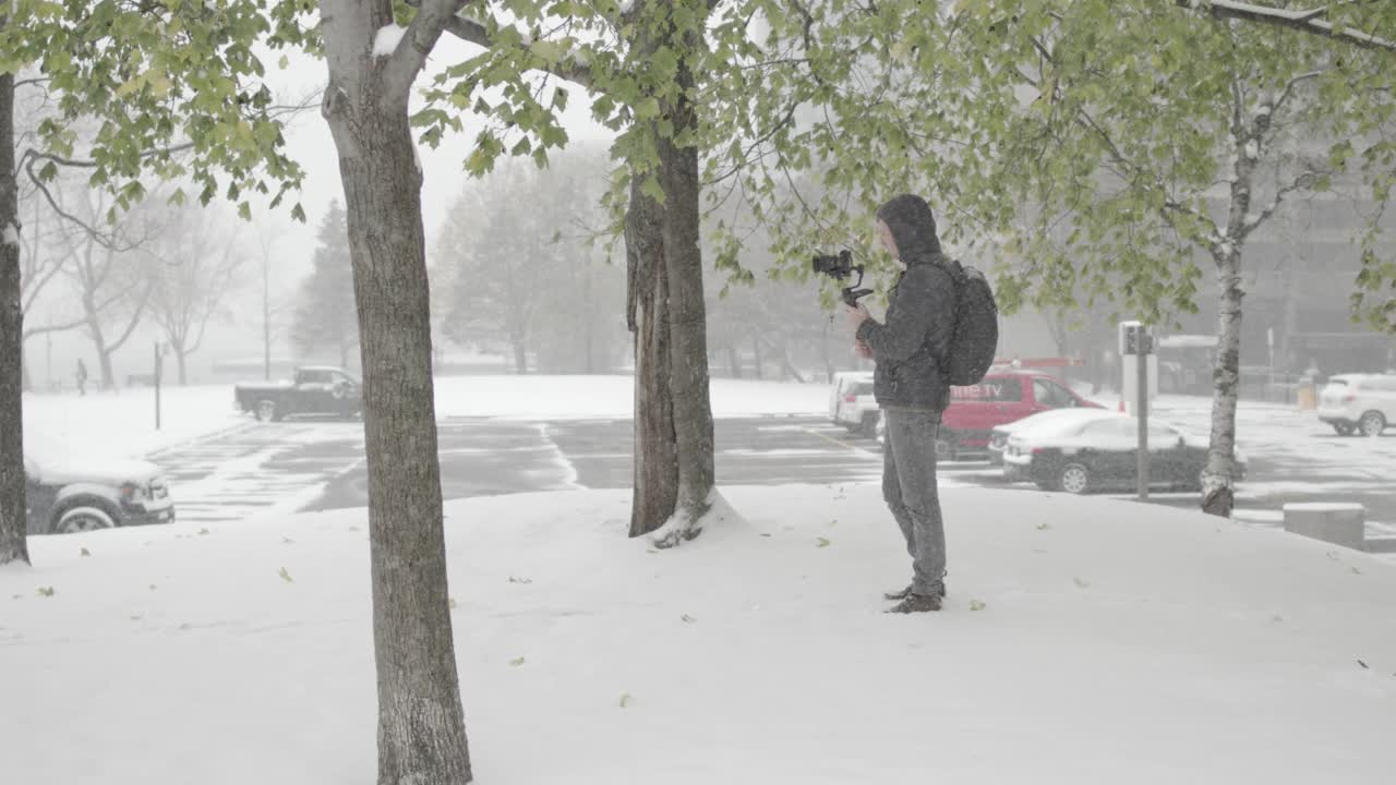 一个DOP在下雪的冬天拍摄的照片