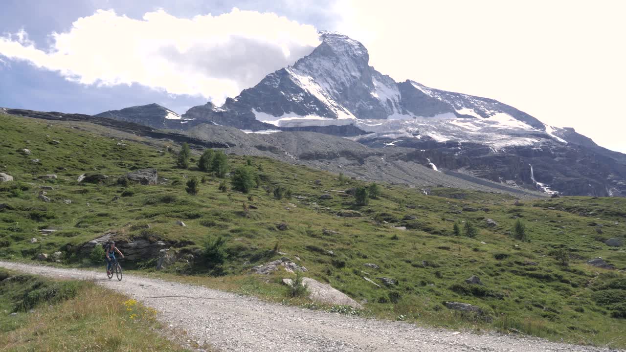 山地自行车下山的山路在阿尔卑斯设置。