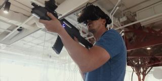 有人拿着枪戴着眼镜玩VR狙击游戏