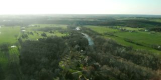 詹姆斯河流域战场密苏里早春农业和森林4K空中视频