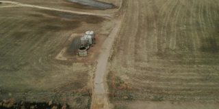 鸟瞰图在早春风暴油田和中西部农业4K视频