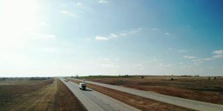 鸟瞰图早春风力涡轮机和中西部州际交通4K视频