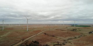 鸟瞰图在早春风暴风力涡轮机和中西部农业4K视频