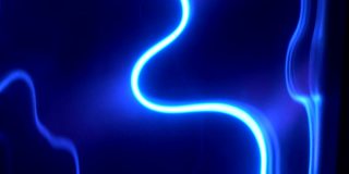蓝色氖气等离子体线在黑色背景上发光并移动