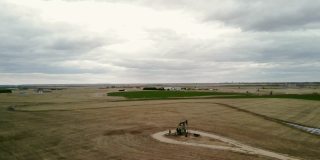 鸟瞰图在早春风暴油田和中西部农业4K视频