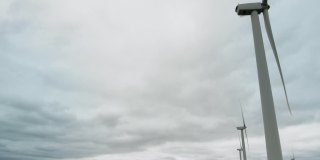 鸟瞰图在早春风暴风力涡轮机和中西部农业4K视频