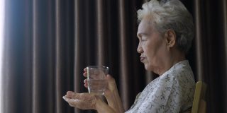 老年妇女服药前要喝水