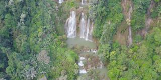 这是洛苏瀑布。自然景观德自然公园。泰国最大、最高的瀑布，是旅游度假、旅游胜地。Umphang