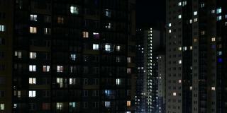 夜晚窗户下，摩天大楼闪烁着全景