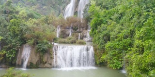 这是洛苏瀑布。自然景观德自然公园。泰国最大、最高的瀑布，是旅游度假、旅游胜地。Umphang