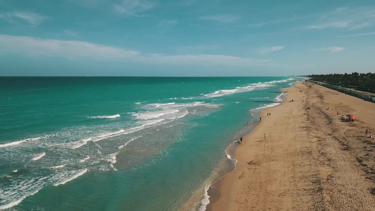 棕榈滩航拍视频棕榈滩海岸，佛罗里达州在2021年3月春假期间