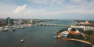 2021年3月春假期间，无人机拍摄佛罗里达州西棕榈滩市中心