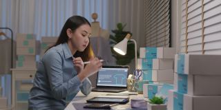 亚洲老板女人在晚上在家办公室认真工作。