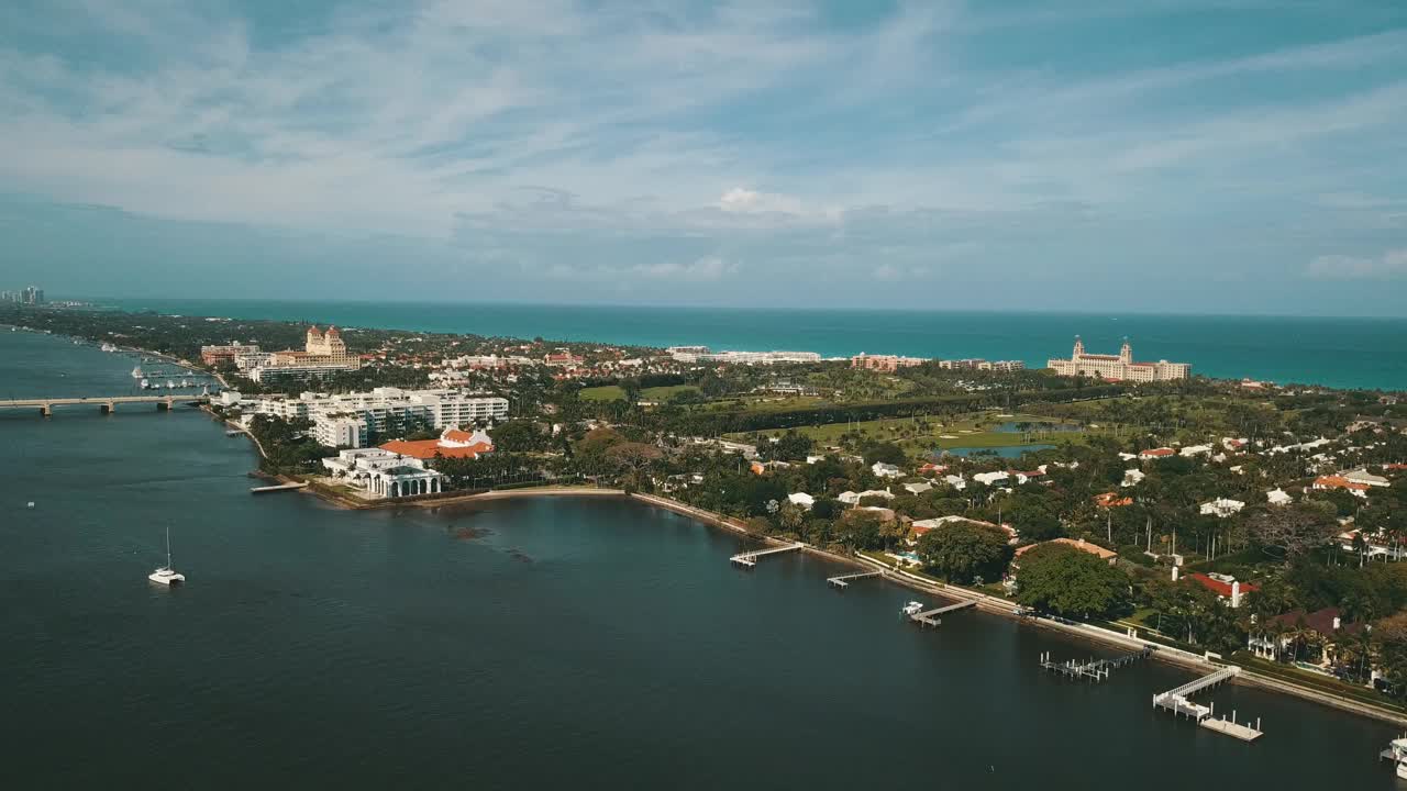 2021年3月春假期间，无人机拍摄佛罗里达州西棕榈滩市中心