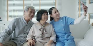 资深亚洲夫妇和护理护士手持手机自拍视频通话
