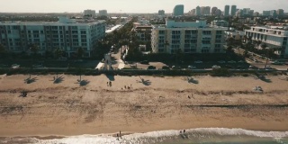 棕榈滩鸟瞰图Worth Avenue Clock Tower, Waterfront Housing， & Shadows of Palm Trees俯瞰棕榈滩海滩海岸，佛罗里达州在2021年3月春假期间