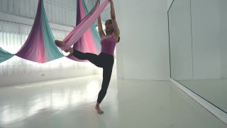 空中瑜伽女子练习视频素材模板下载