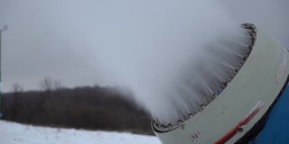 造雪机在滑雪胜地造雪