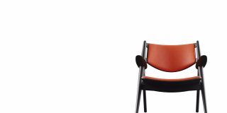 4k现代扶手椅橙色皮革和黑色木材。现代家具。旋转。循环。副本的空间。