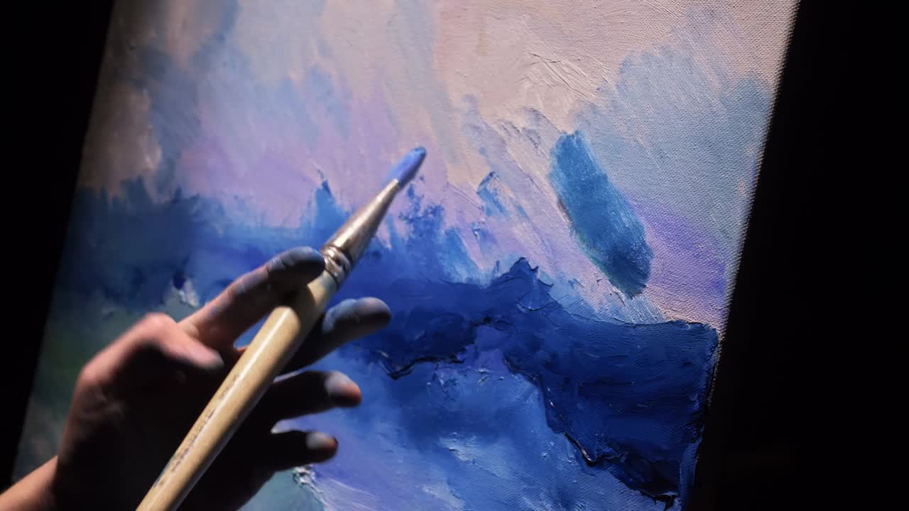 临摹画家用海洋中的船画海景。工匠装饰师用丙烯酸油的颜色绘制了蓝色海面上的船帆。画刷子，刀调色板。