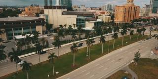 2021年3月春假期间，无人机拍摄佛罗里达州西棕榈滩市中心的Okeechobee和I-95